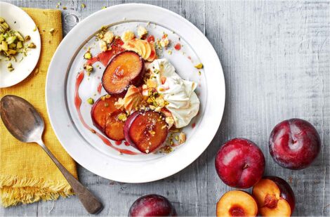 Honey-baked plums with mascarpone 16 Honey baked plums with mascarpone