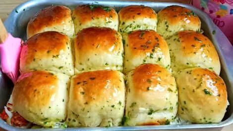 Cheesy Garlic Dinner Rolls