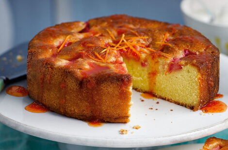 Rhubarb yogurt and clementine cake
