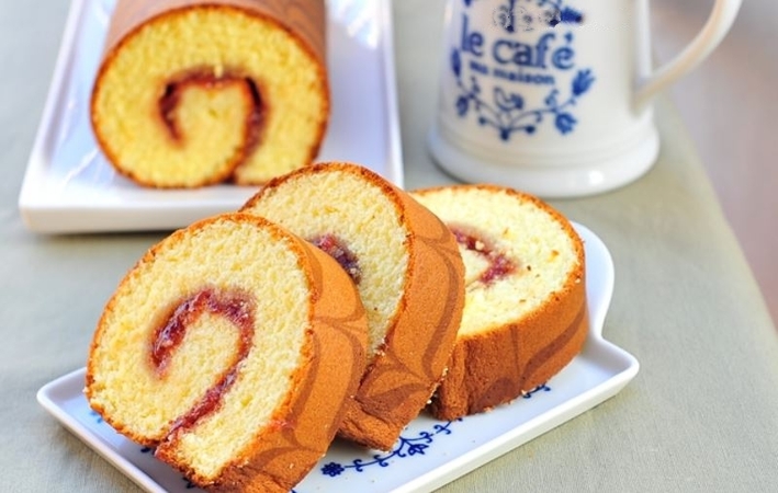 Classic Jelly Roll Cake