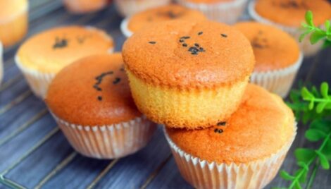 Delicate Fluffy Vanilla Cupcakes
