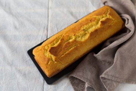 Cornmeal cornbread