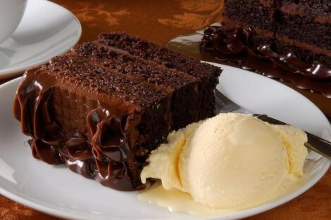Moist Amish Chocolate Cake - kemmy recipes