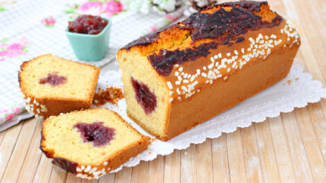 Yogurt and jam plumcake