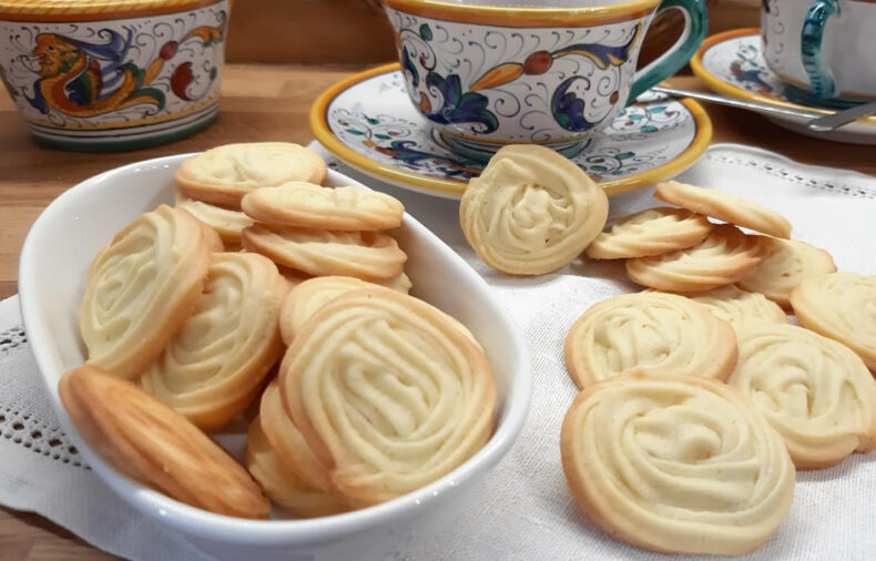 Butter scented tea cakes