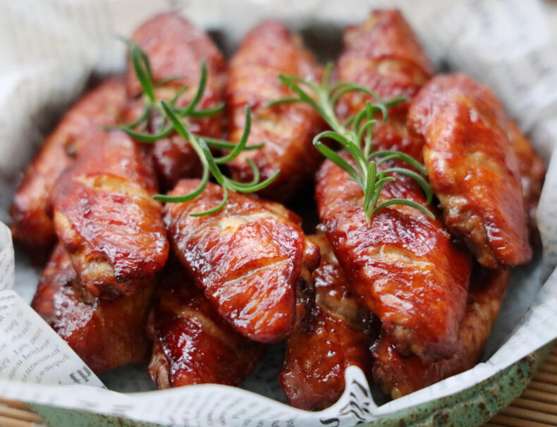 Grilled chicken wings with soy sauce