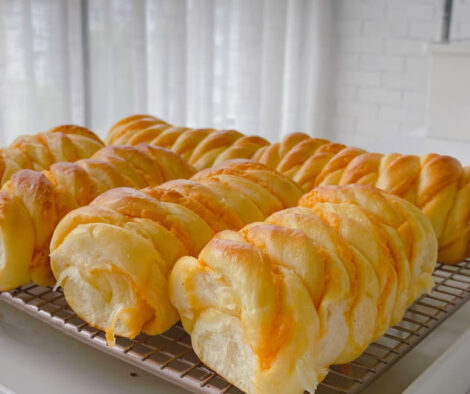 Salted egg yolk souffle bread