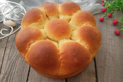 Simple and beautiful flower shaped bread