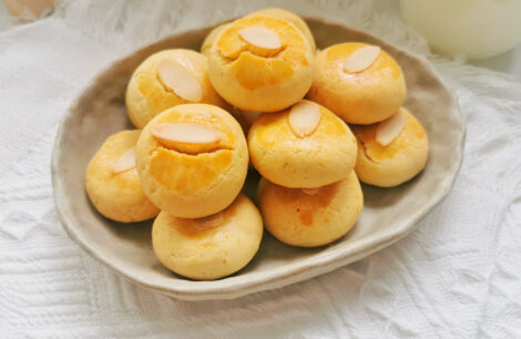 Small puff pastry filled with meat floss