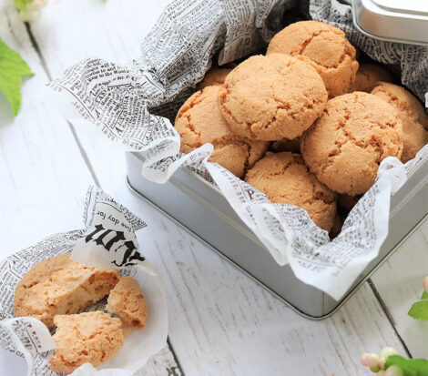 Amaretti cookies