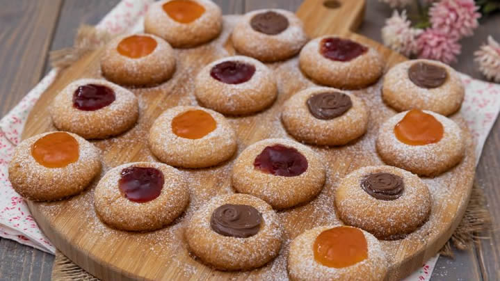 Butter biscuits with jam and chocolate