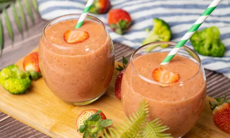 Healthy Strawberry and Broccoli Smoothie