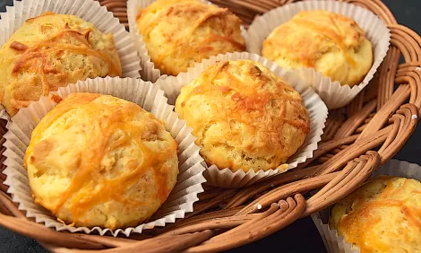Muffins with cheese and garlic