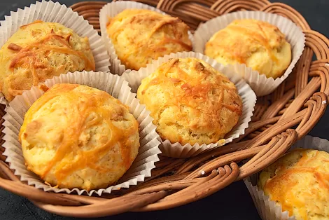 Muffins with cheese and garlic