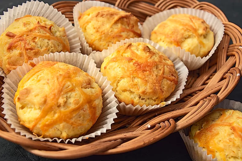 Muffins with cheese and garlic