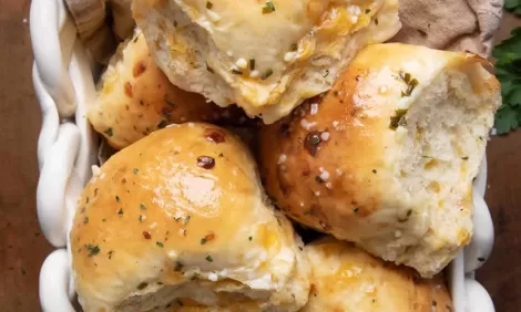 Cheesy Garlic Dinner Rolls recipes