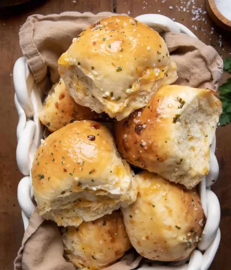 Cheesy Garlic Dinner Rolls recipes